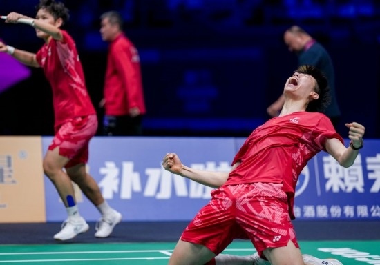 5月3日，中國隊組合馮彥哲（右）/黃東萍在半決賽混雙比賽后慶祝。新華社記者 孫非 攝