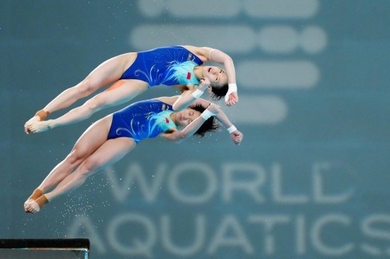 5月2日，陳芋汐（上）/全紅嬋在比賽中。新華社記者 鞠煥宗 攝