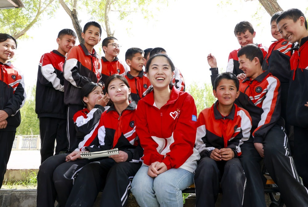 4月23日，在新疆克州阿圖什市哈拉峻鄉(xiāng)謝依特小學(xué)，支教教師高淑賢和學(xué)生們?cè)谝黄稹? width=