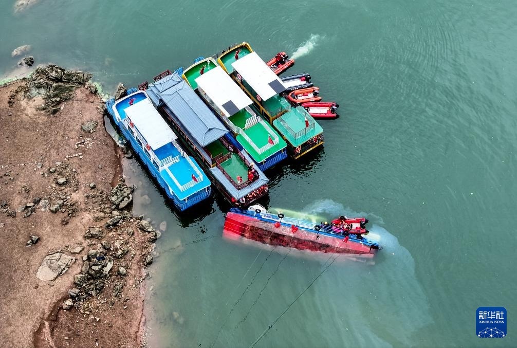 5月5日，救援人員在對傾覆船只進行搜救（無人機照片）。新華社記者 劉續(xù) 攝