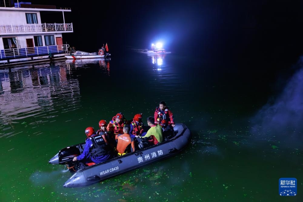 5月5日，救援人員在進行搜救。新華社記者 劉續(xù) 攝