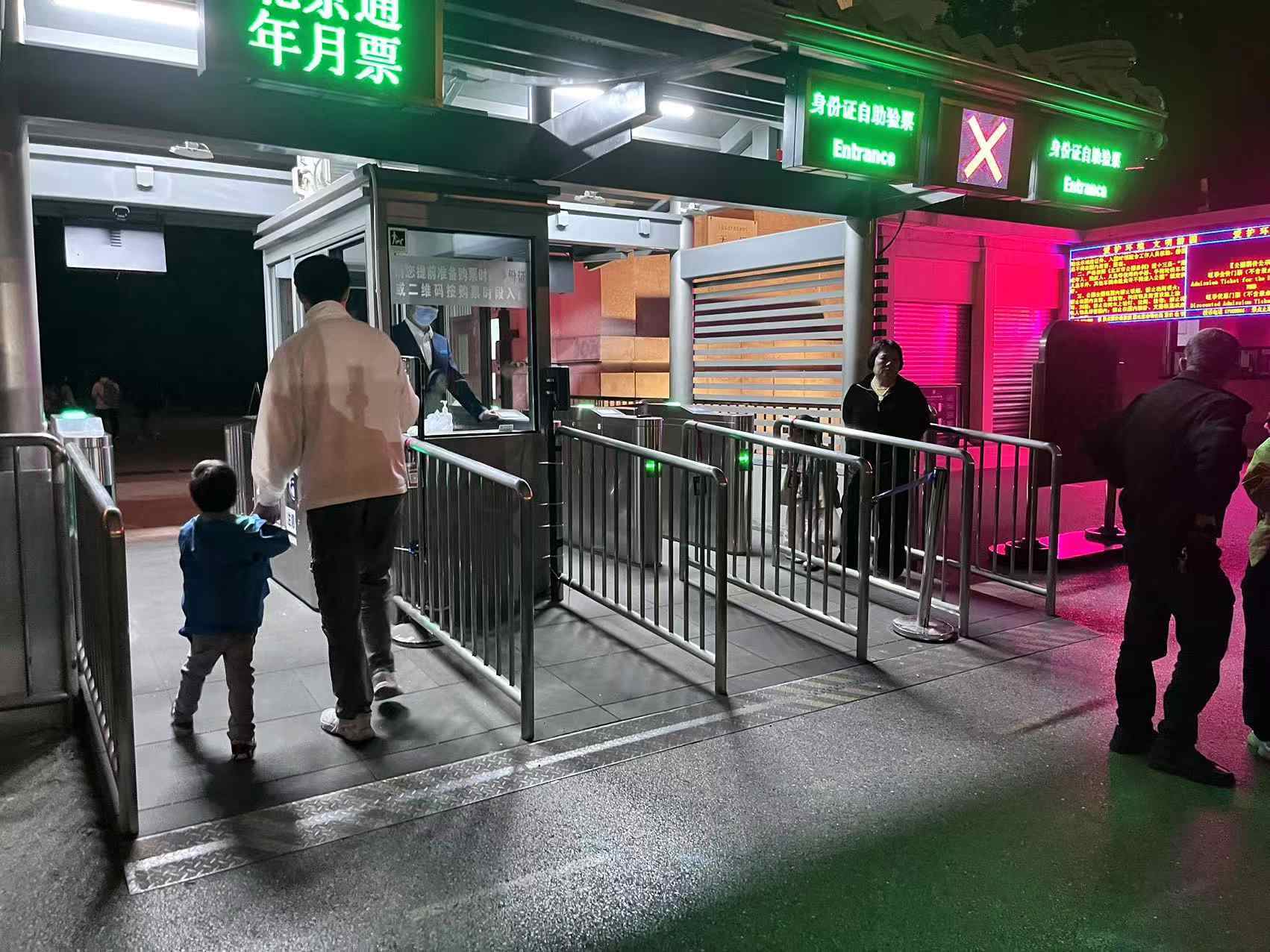 北京天壇公園延長(zhǎng)開(kāi)放時(shí)間，游客進(jìn)入游覽。人民網(wǎng)記者 李楠樺攝