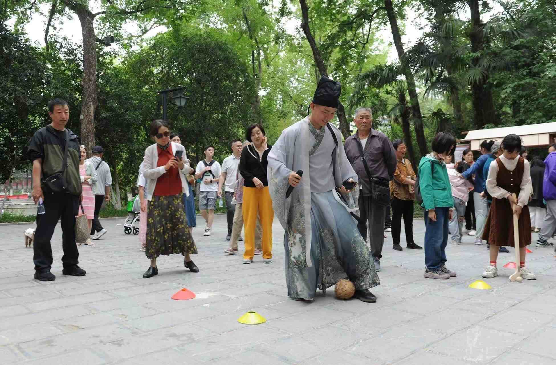 2025年5月3日，安徽省合肥市包公園景區(qū)，游客正在參與“蹴鞠”體育活動(dòng)。（圖片來(lái)源：視覺(jué)中國(guó)）