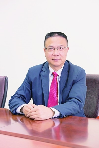 徐飛 教授、博士生導(dǎo)師。歷任上海交通大學(xué)副校長、西南交通大學(xué)校長、上海財(cái)經(jīng)大學(xué)常務(wù)副校長，現(xiàn)任福耀科技大學(xué)常務(wù)副校長。國務(wù)院政府特殊津貼專家。先后兼任中國鐵道學(xué)會(huì)副理事長，中國管理學(xué)會(huì)組織與戰(zhàn)略專業(yè)委員會(huì)副主任，教育部高等學(xué)校創(chuàng)新創(chuàng)業(yè)教育指導(dǎo)委員會(huì)副主任，中國高等教育學(xué)會(huì)創(chuàng)新創(chuàng)業(yè)教育分會(huì)理事長，中國高質(zhì)量MBA教育認(rèn)證（CAMEA）工作委員會(huì)副主任，中國職業(yè)技術(shù)教育學(xué)會(huì)副會(huì)長等。主要研究領(lǐng)域?yàn)閼?zhàn)略管理、競爭戰(zhàn)略與博弈論、創(chuàng)新創(chuàng)業(yè)、跨文化戰(zhàn)略領(lǐng)導(dǎo)力等。出版著作20余部。