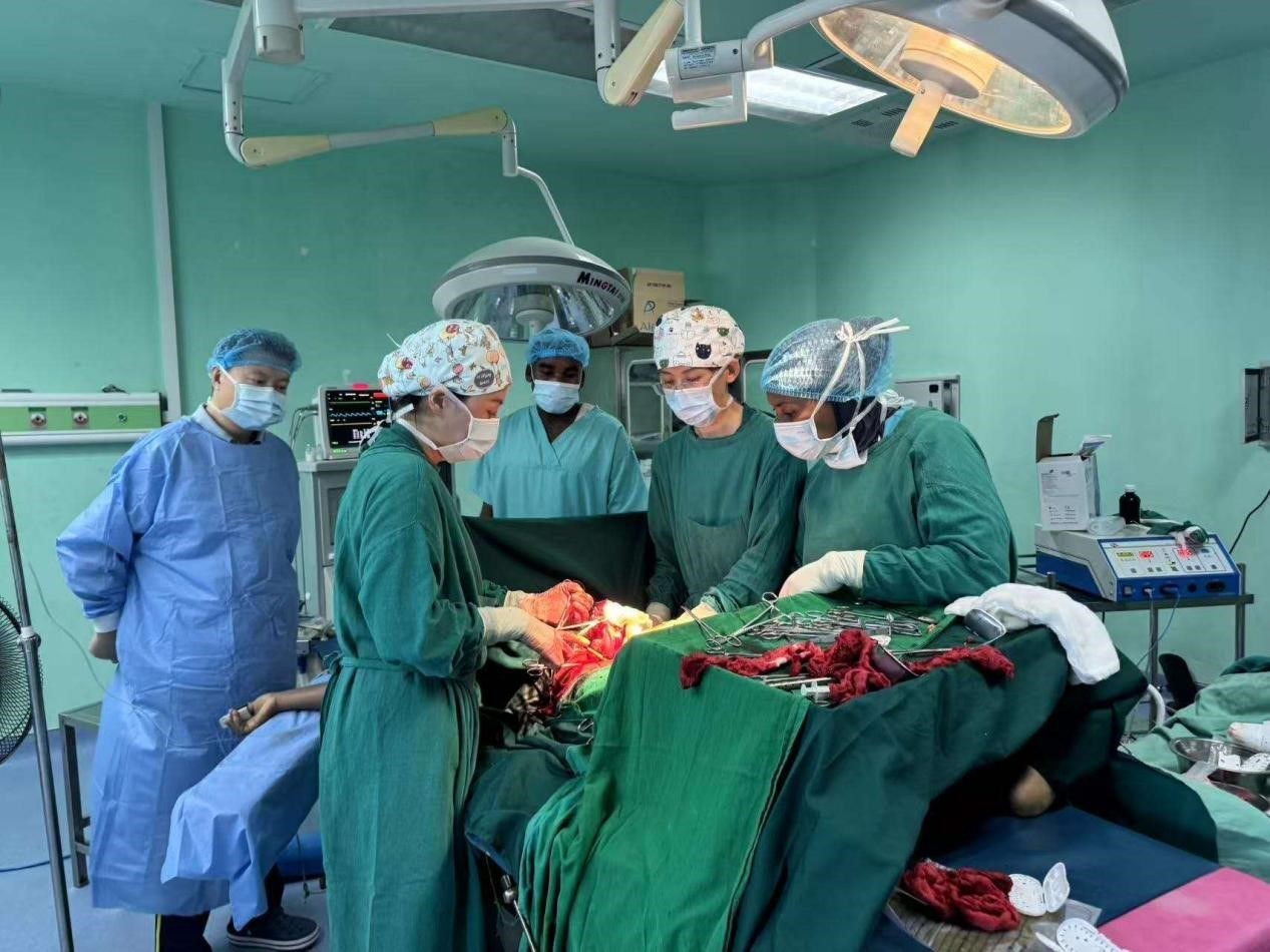中國醫(yī)療隊專家與當?shù)蒯t(yī)生協(xié)同手術。中國援桑醫(yī)療隊供圖