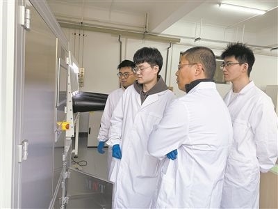 圖為安工大材料科學(xué)與工程學(xué)院碩士研究生余威（右一）在實(shí)驗(yàn)室開展研究。安工大供圖