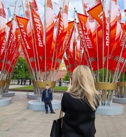 當(dāng)?shù)貢r(shí)間5月7日下午，莫斯科紅場(chǎng)外，紀(jì)念蘇聯(lián)偉大衛(wèi)國戰(zhàn)爭(zhēng)勝利80周年慶典旗幟飄揚(yáng)。