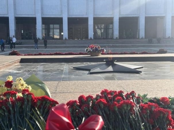 當(dāng)?shù)貢r(shí)間5月6日下午，莫斯科勝利廣場(chǎng)上的長(zhǎng)明火兩旁放滿鮮花。