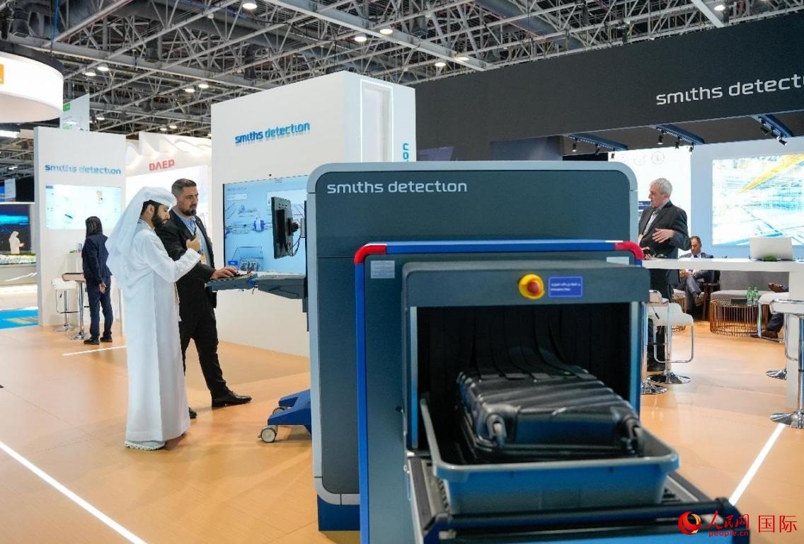 參展商體驗安檢設施。人民網(wǎng)塔里克·易卜拉欣攝