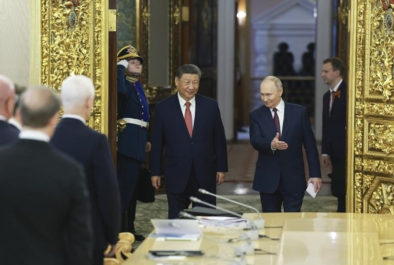 △當(dāng)?shù)貢r間5月8日，俄羅斯總統(tǒng)普京同習(xí)近平主席在莫斯科克里姆林宮舉行會談。這是兩國元首步入會場。