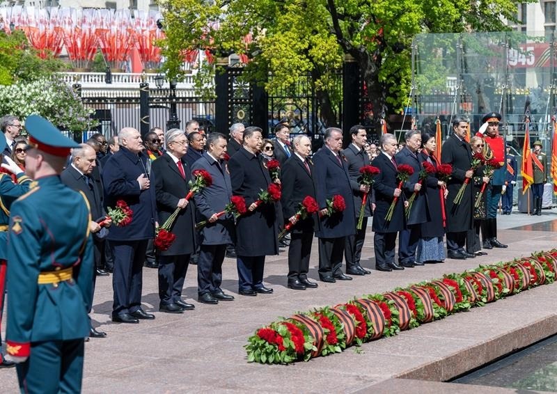 △當(dāng)?shù)貢r間5月9日，紀(jì)念蘇聯(lián)偉大衛(wèi)國戰(zhàn)爭勝利80周年慶典結(jié)束后，習(xí)近平主席同其他國家領(lǐng)導(dǎo)人一起從紅場來到亞歷山大花園，向無名烈士墓獻(xiàn)花，并肅立默哀。