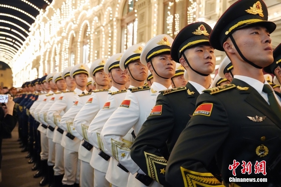 當(dāng)?shù)貢r間5月3日晚，俄羅斯首都莫斯科，俄羅斯紀(jì)念衛(wèi)國戰(zhàn)爭勝利80周年閱兵式第二次彩排，中國人民解放軍儀仗司禮大隊震撼亮相，受到華僑華人、留學(xué)生和當(dāng)?shù)孛癖姛崃覛g迎。中新社記者 田冰 攝