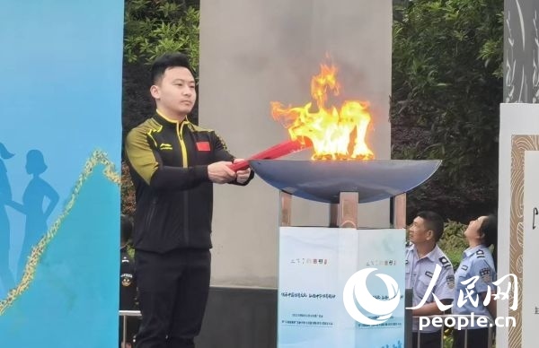 在活動(dòng)開(kāi)幕式上，馮喆點(diǎn)燃火炬。人民網(wǎng)記者 楊磊攝