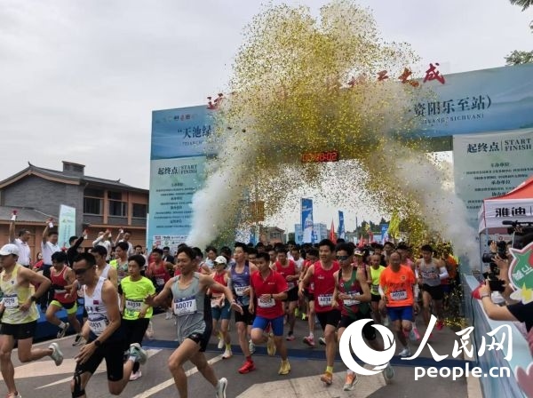 全民健身跑參賽選手沖出起點(diǎn)。人民網(wǎng)記者 楊磊攝