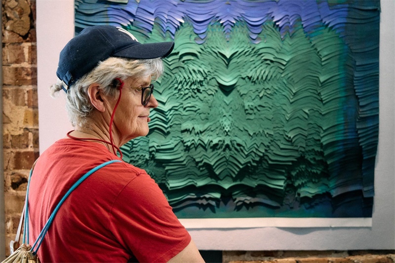 英國嘉賓在倫敦手工周中國館展出作品前駐足。楊浩鵬攝