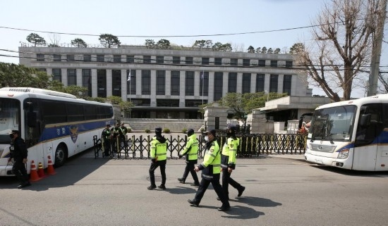 4月3日，在韓國首爾，警察在韓國憲法法院前執(zhí)勤。新華社記者姚琪琳攝