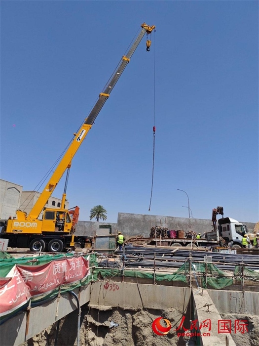 工人在進(jìn)行五號(hào)隧道施工。人民網(wǎng)記者管克江攝