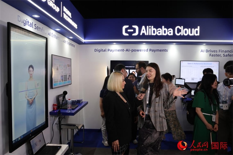 當(dāng)?shù)孛襟w在2025迪拜金融科技峰會的一家中資企業(yè)展廳采訪，張志文攝