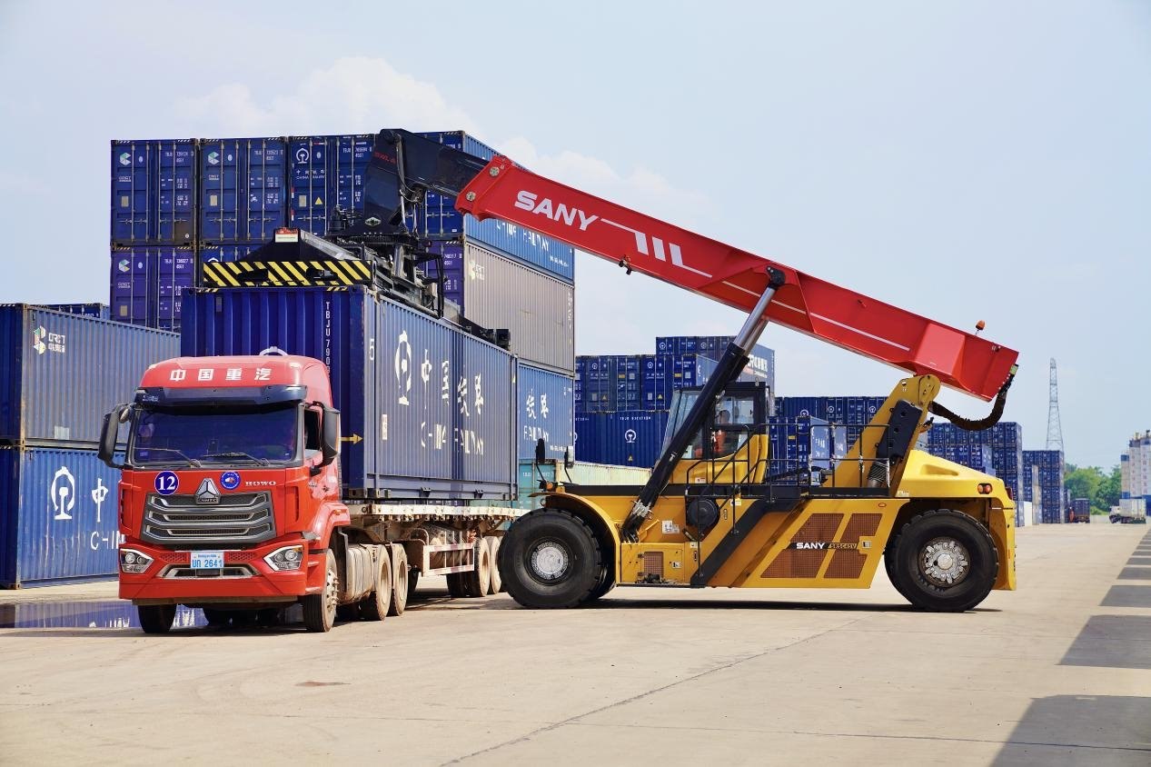 在中老鐵路萬象南鐵路貨運(yùn)口岸站，起重機(jī)正在吊裝集裝箱。劉瑩嘉攝