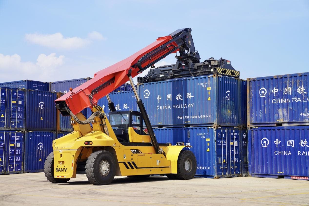 在中老鐵路萬象南鐵路貨運(yùn)口岸站，起重機(jī)正在吊裝集裝箱。劉瑩嘉攝