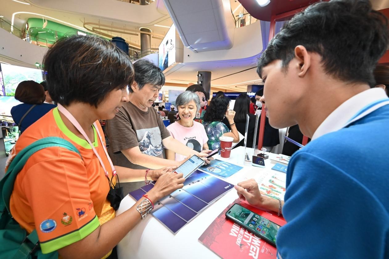 游客在航空公司展臺前了解機票優(yōu)惠活動。主辦方供圖