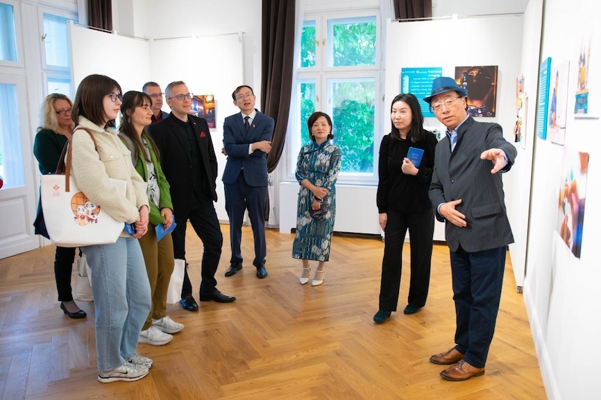 藝術(shù)家李守白現(xiàn)場(chǎng)導(dǎo)覽。圖片由布達(dá)佩斯中國(guó)文化中心供圖