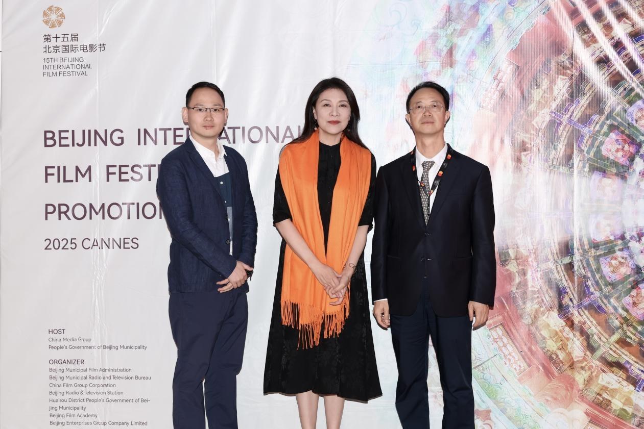 余俊生（右一）與《走走停?！穼?dǎo)演龍飛（左一）、演員岳紅（左二）合影。主辦方供圖