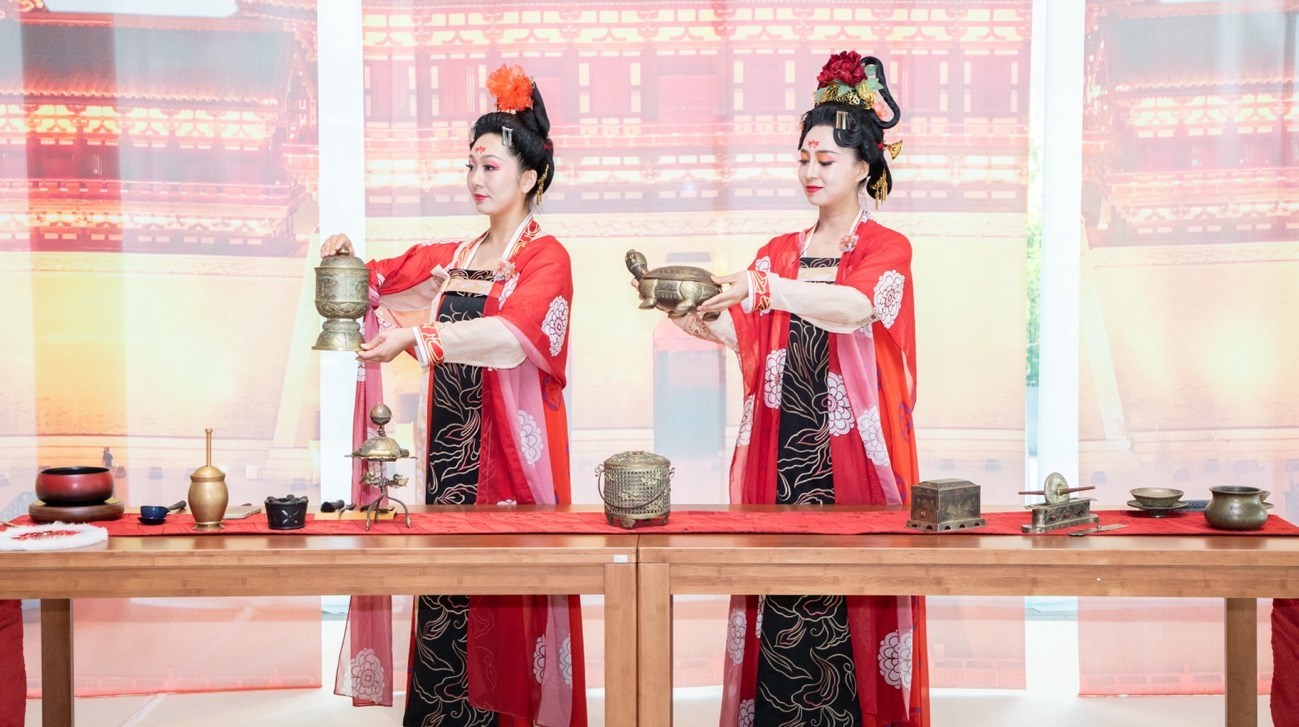 法門寺地宮出土文物一比一復刻的宮廷茶器。中國駐大阪旅游辦事處供圖