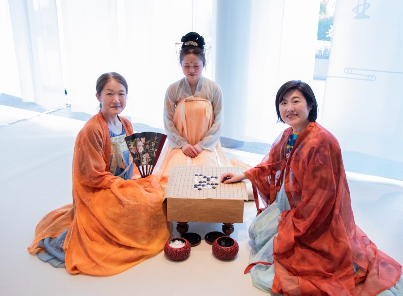 日本客人體驗漢服。中國駐大阪旅游辦事處供圖