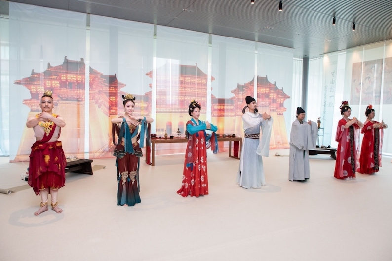 眾人行唐代插手禮。中國駐大阪旅游辦事處供圖