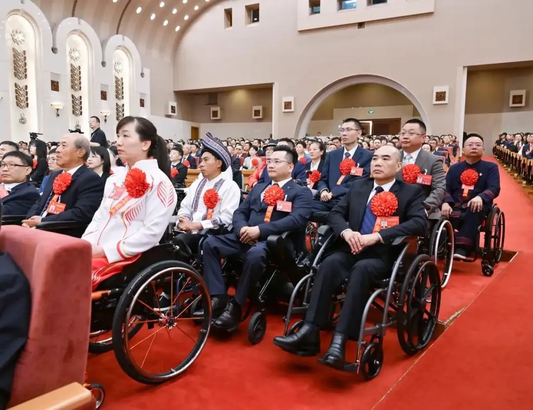 2025年5月16日，第七次全國自強模范暨助殘先進表彰大會在北京召開。大會表彰了200名“全國自強模范”、200個“全國殘疾人工作先進集體”和60名“全國殘疾人工作先進個人”。
