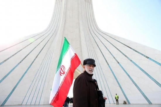 2月10日，在伊朗首都德黑蘭阿扎迪廣場，民眾參加紀(jì)念伊朗伊斯蘭革命勝利46周年集會。新華社記者沙達(dá)提攝