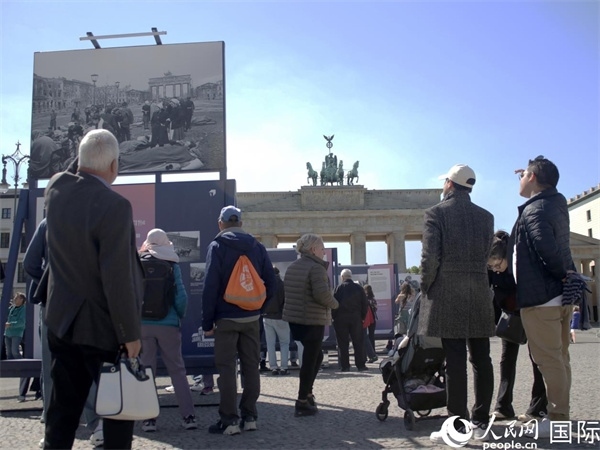 圖為勃蘭登堡門(mén)前，市民們?cè)趨⒂^歷史圖片展。人民網(wǎng) 肖晶攝