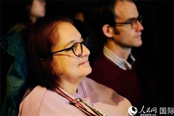 英國觀眾觀看巡展影片。楊浩鵬攝