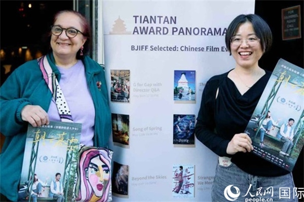 《朝云暮雨》放映前，觀眾前同主辦方互動。楊浩鵬攝