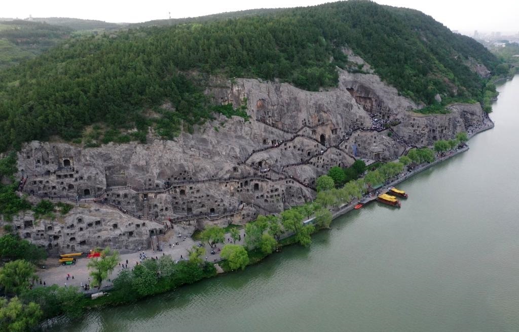 這是近日拍攝的洛陽(yáng)龍門石窟（無人機(jī)照片）。新華社記者 李嘉南 攝