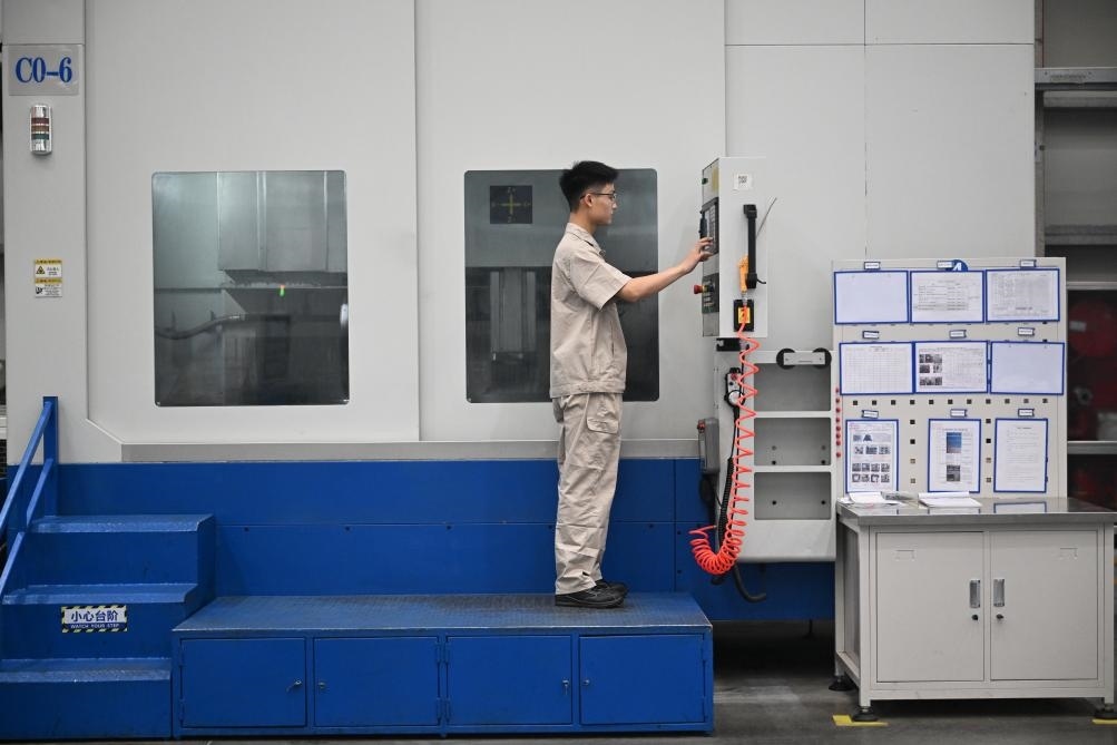 近日，工人在洛陽軸承集團(tuán)股份有限公司的智能生產(chǎn)線上作業(yè)。新華社記者 李嘉南 攝