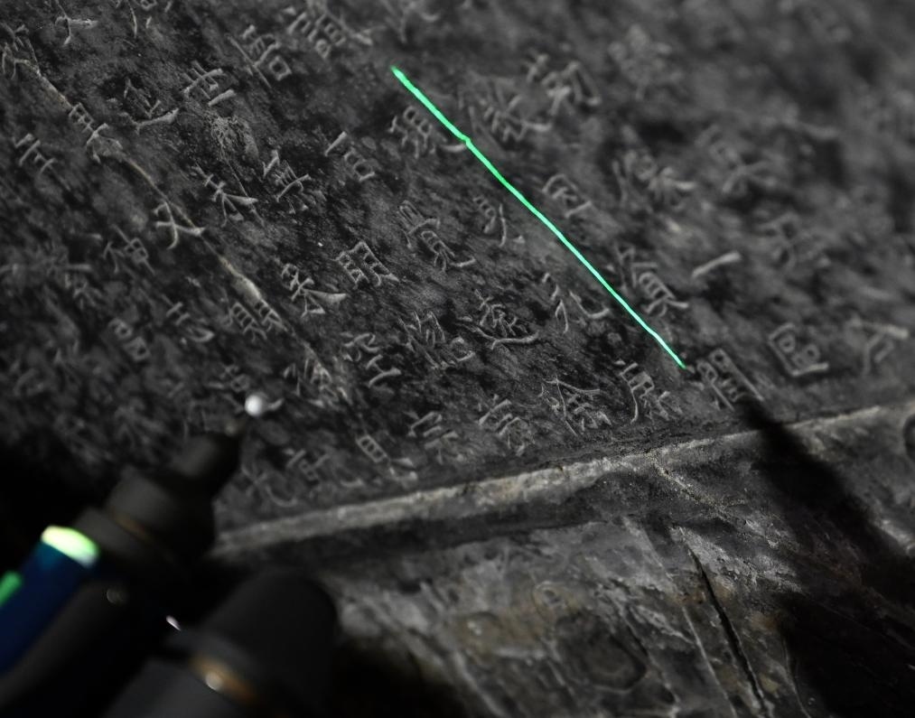 2025年4月9日，龍門石窟研究院工作人員在古陽(yáng)洞使用關(guān)節(jié)臂掃描儀對(duì)《龍門二十品》之一進(jìn)行數(shù)字化掃描。新華社記者 李嘉南 攝