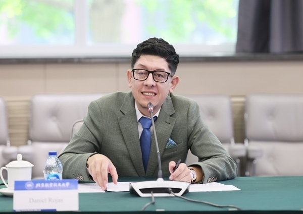 哥倫比亞教育部長丹尼爾?羅哈斯一行訪問北京航空航天大學。北航供圖