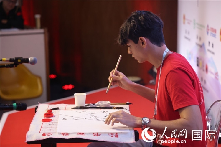 2025年“漢語橋”巴西賽區(qū)決賽的“才藝展示”環(huán)節(jié)，一名參賽者正在繪畫。人民網(wǎng)記者 時元皓攝