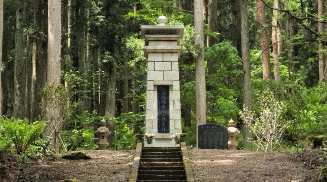 福島縣豬苗代町中國(guó)殉難勞工慰靈碑修繕完工暨植樹祭掃儀式舉行。中國(guó)駐新潟總領(lǐng)館供圖