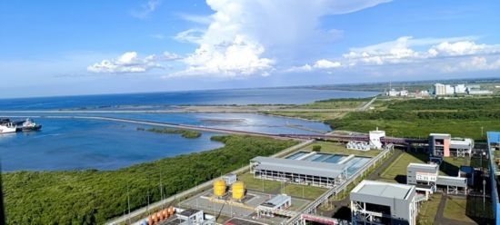 這是5月18日拍攝的紅樹林環(huán)繞的爪哇7號燃煤電站。記者 曹凱 攝