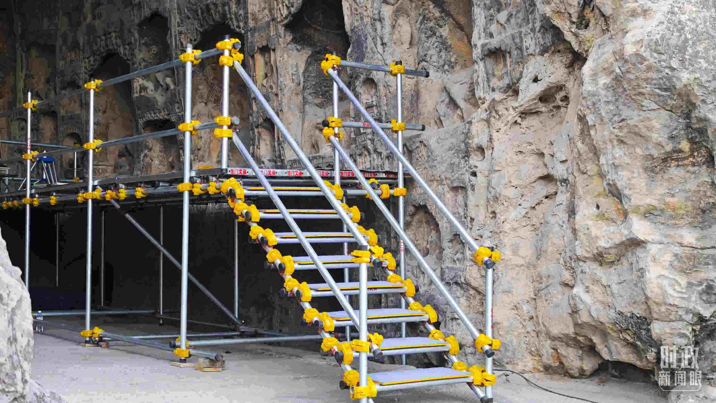 △龍門石窟古陽洞文物修護現場。（總臺央廣記者潘毅拍攝）