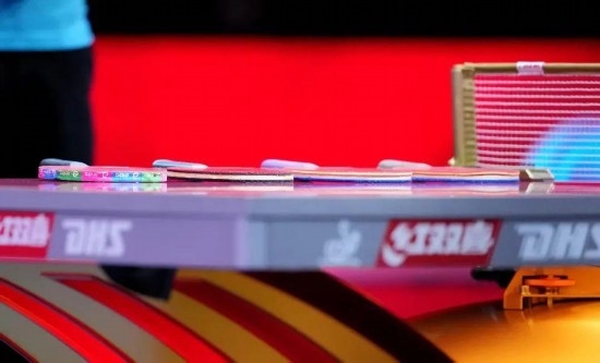 王楚欽的球拍為最右側(cè)那支。