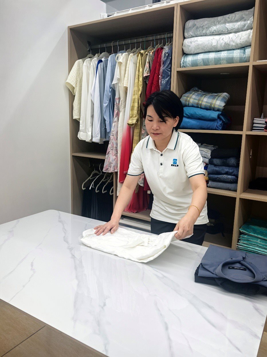 劉水金正在客戶家中做衣柜整理收納工作。受訪者供圖