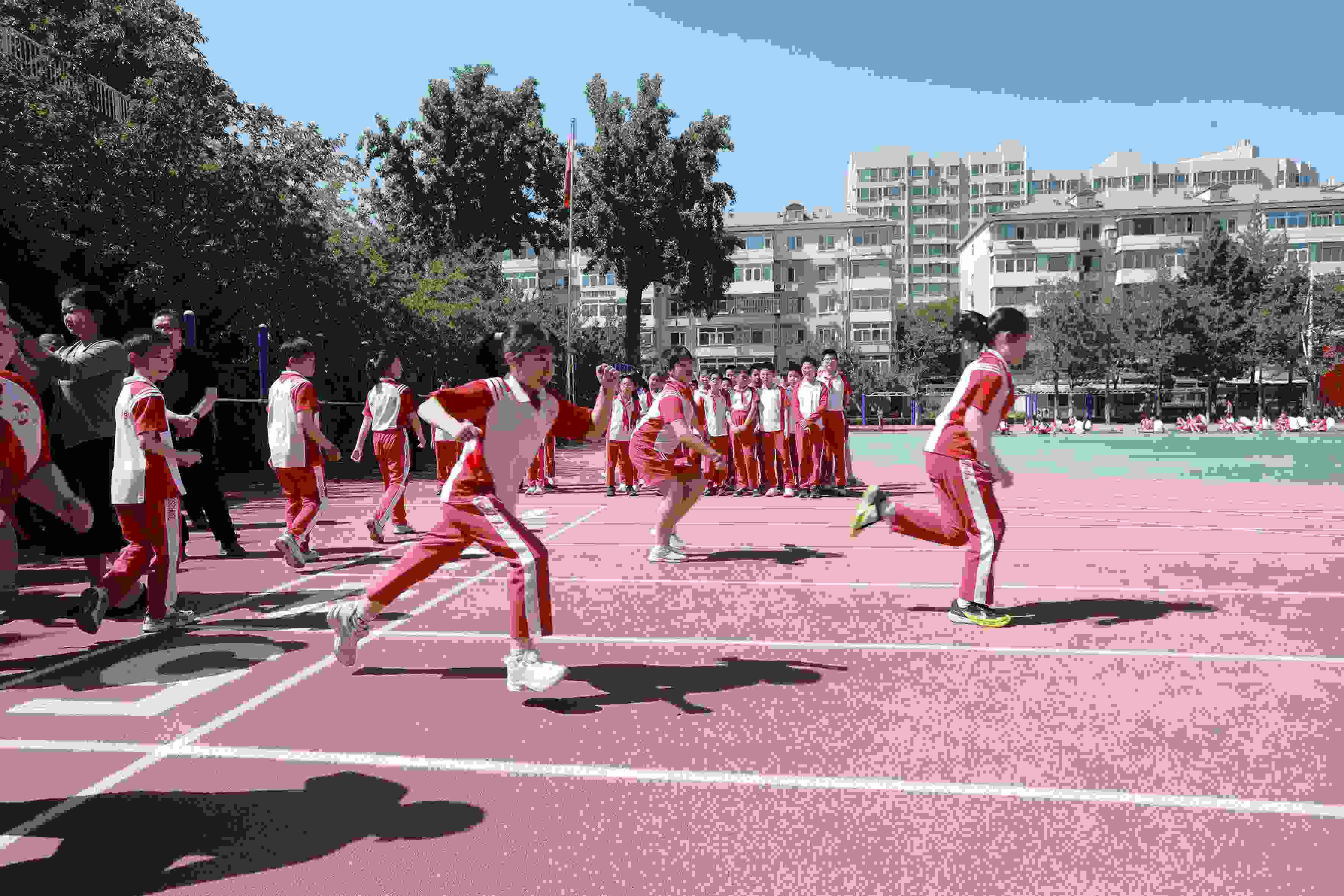 學(xué)生利用人工智能進(jìn)行50米測試。北京市教委供圖