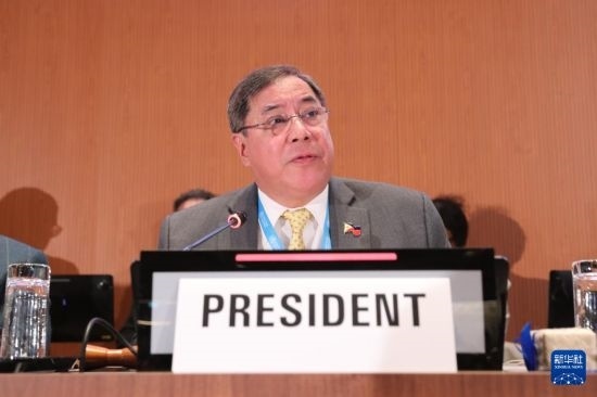 5月20日，在瑞士日內(nèi)瓦，第78屆世界衛(wèi)生大會(huì)主席赫爾博薩宣布審議通過(guò)“大流行協(xié)定”。新華社記者 杜哲宇 攝