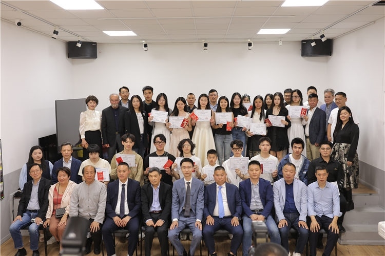 獲獎?wù)吲c主辦方合影。主辦方供圖