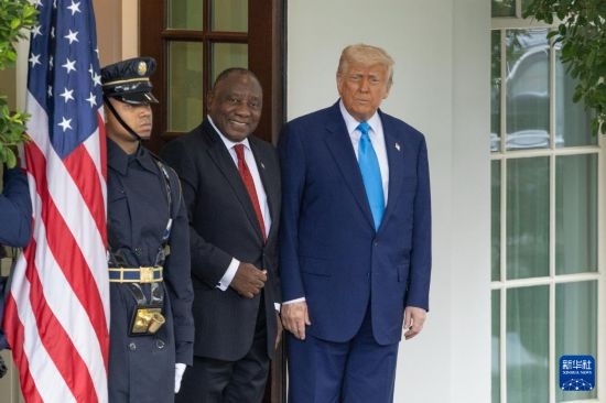 5月21日，美國總統(tǒng)特朗普（右）在華盛頓白宮迎接到訪的南非總統(tǒng)拉馬福薩（中）。新華社記者 胡友松 攝