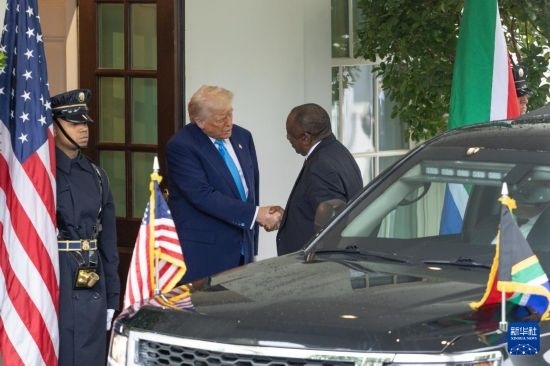 5月21日，美國總統(tǒng)特朗普（左二）在華盛頓白宮迎接到訪的南非總統(tǒng)拉馬福薩。新華社記者 胡友松 攝